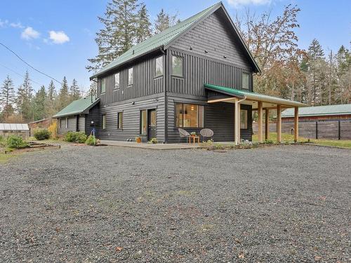 571 Holiday Rd, Fanny Bay, BC 