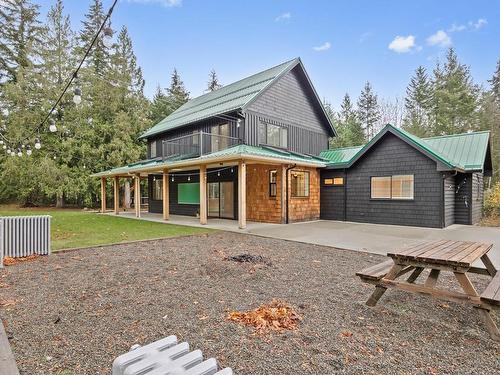 571 Holiday Rd, Fanny Bay, BC 