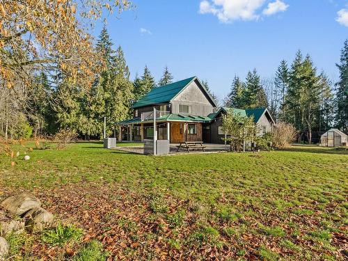 571 Holiday Rd, Fanny Bay, BC 