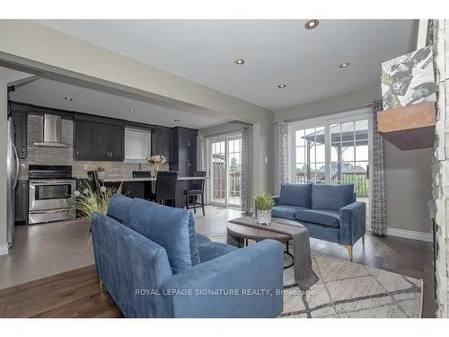 11 Arlston Crt, Whitby, ON - Indoor Photo Showing Living Room