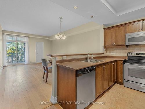 207-78 Sunset Blvd, New Tecumseth, ON - Indoor Photo Showing Kitchen With Double Sink