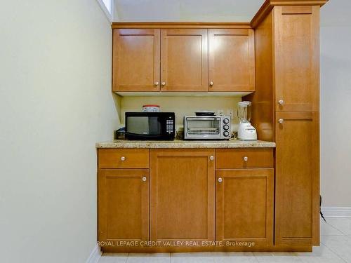 95 Mullis Cres, Brampton, ON - Indoor Photo Showing Kitchen