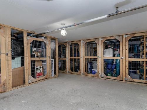 6-8 White St, Ladysmith, BC - Indoor Photo Showing Garage