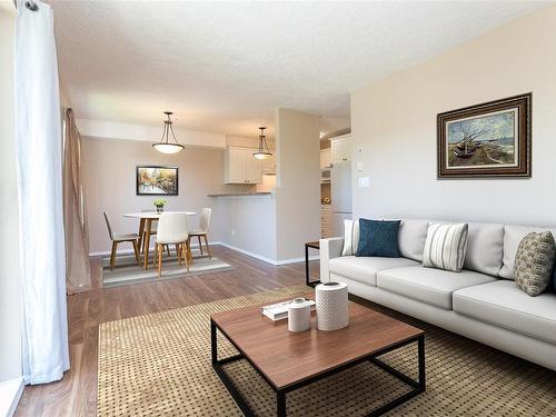 6-8 White St, Ladysmith, BC - Indoor Photo Showing Living Room