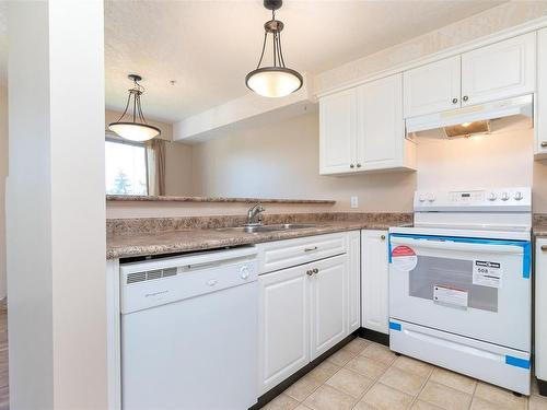 6-8 White St, Ladysmith, BC - Indoor Photo Showing Kitchen With Double Sink