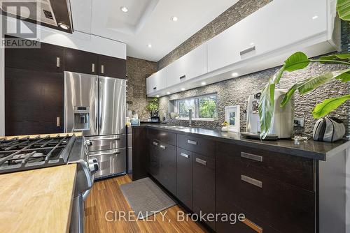 1397 Waverly Avenue, Oakville, ON - Indoor Photo Showing Kitchen With Upgraded Kitchen