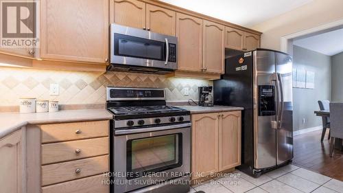 25 Oakmeadow Drive, Brampton, ON - Indoor Photo Showing Kitchen