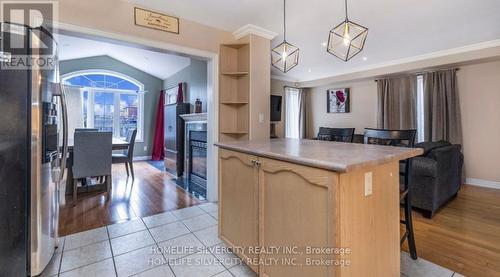 25 Oakmeadow Drive, Brampton, ON - Indoor Photo Showing Kitchen