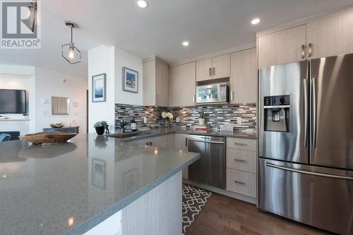 901 789 Jervis Street, Vancouver, BC - Indoor Photo Showing Kitchen With Upgraded Kitchen