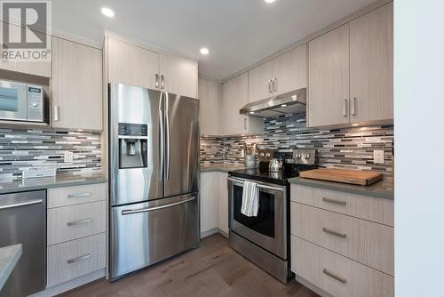 901 789 Jervis Street, Vancouver, BC - Indoor Photo Showing Kitchen With Upgraded Kitchen