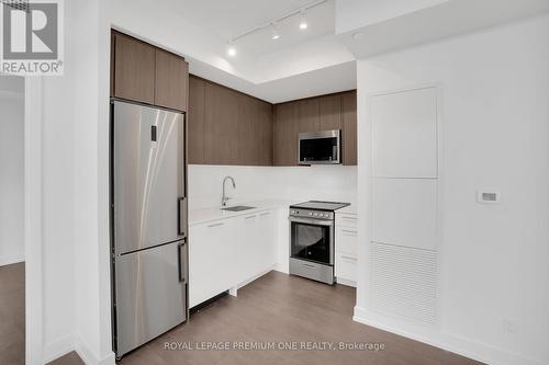 225 Veterans Dr 1011, Brampton, ON - Indoor Photo Showing Kitchen