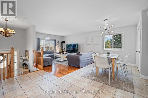 8340 Mullen Court, Niagara Falls (213 - Ascot), ON - Indoor Photo Showing Dining Room