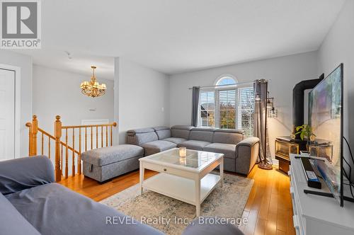 8340 Mullen Court, Niagara Falls (213 - Ascot), ON - Indoor Photo Showing Living Room