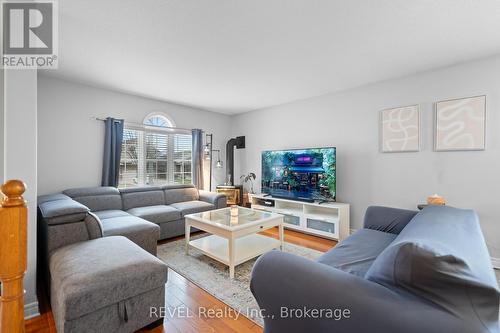 8340 Mullen Court, Niagara Falls (213 - Ascot), ON - Indoor Photo Showing Living Room