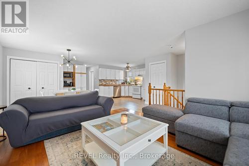 8340 Mullen Court, Niagara Falls (213 - Ascot), ON - Indoor Photo Showing Living Room