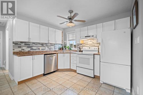 8340 Mullen Court, Niagara Falls (213 - Ascot), ON - Indoor Photo Showing Kitchen