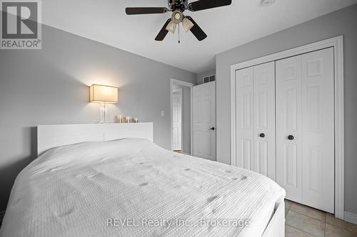 8340 Mullen Court, Niagara Falls (213 - Ascot), ON - Indoor Photo Showing Bedroom