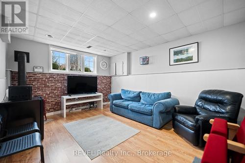 8340 Mullen Court, Niagara Falls (213 - Ascot), ON - Indoor Photo Showing Living Room