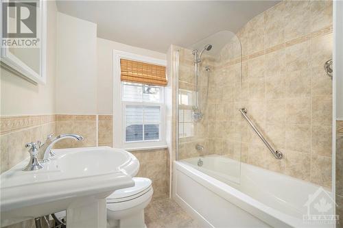 166 Lyman Street, Ottawa, ON - Indoor Photo Showing Bathroom