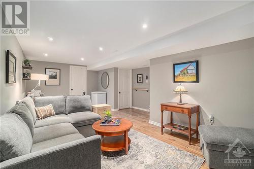 166 Lyman Street, Ottawa, ON - Indoor Photo Showing Living Room