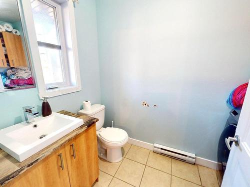 Powder room - 1492  - 1494 Rue Beauchamp, Mascouche, QC - Indoor Photo Showing Bathroom