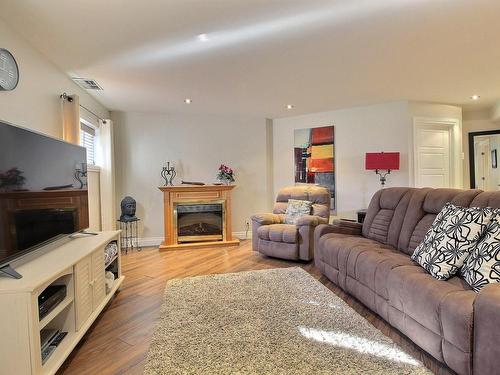 Salle familiale - 566 Rue Dr-Marston-Adams, Magog, QC - Indoor Photo Showing Living Room With Fireplace