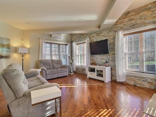 Salon - 566 Rue Dr-Marston-Adams, Magog, QC - Indoor Photo Showing Living Room