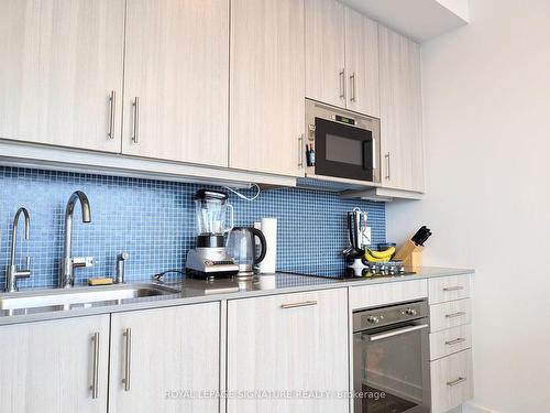 Ph10-297 College St, Toronto, ON - Indoor Photo Showing Kitchen