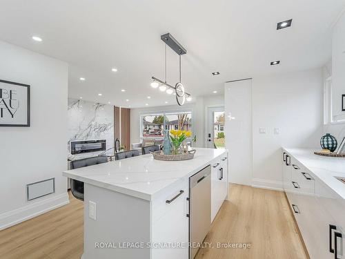 222 Silverbirch Dr, Newmarket, ON - Indoor Photo Showing Kitchen With Upgraded Kitchen