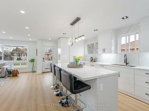 222 Silverbirch Dr, Newmarket, ON - Indoor Photo Showing Kitchen With Upgraded Kitchen