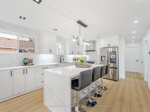 222 Silverbirch Dr, Newmarket, ON - Indoor Photo Showing Kitchen With Upgraded Kitchen