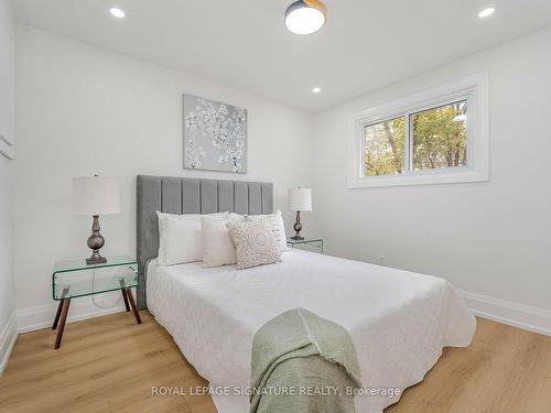 222 Silverbirch Dr, Newmarket, ON - Indoor Photo Showing Bedroom