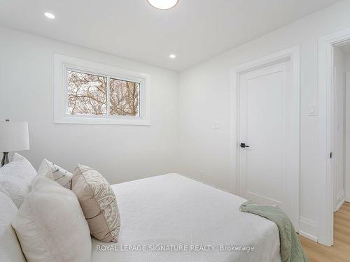 222 Silverbirch Dr, Newmarket, ON - Indoor Photo Showing Bedroom