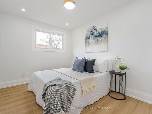 222 Silverbirch Dr, Newmarket, ON - Indoor Photo Showing Bedroom