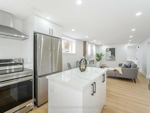 222 Silverbirch Dr, Newmarket, ON - Indoor Photo Showing Kitchen With Upgraded Kitchen