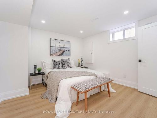 222 Silverbirch Dr, Newmarket, ON - Indoor Photo Showing Bedroom