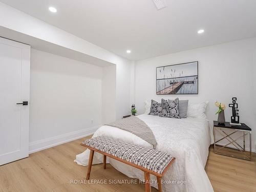 222 Silverbirch Dr, Newmarket, ON - Indoor Photo Showing Bedroom