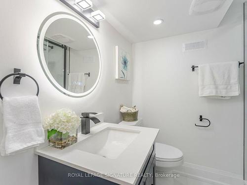 222 Silverbirch Dr, Newmarket, ON - Indoor Photo Showing Bathroom