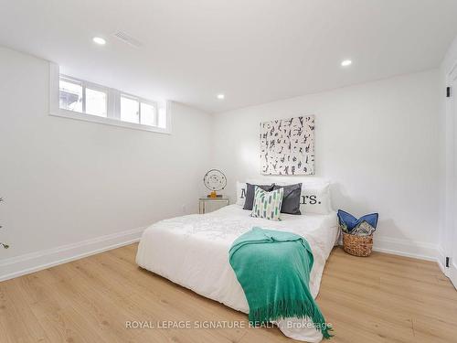 222 Silverbirch Dr, Newmarket, ON - Indoor Photo Showing Bedroom