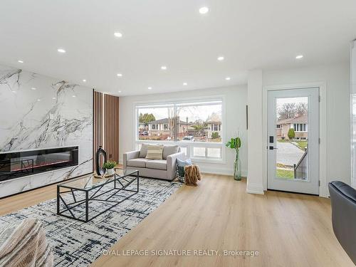 222 Silverbirch Dr, Newmarket, ON - Indoor Photo Showing Living Room With Fireplace