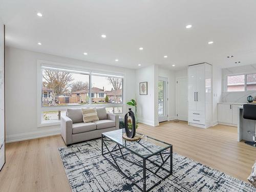 222 Silverbirch Dr, Newmarket, ON - Indoor Photo Showing Living Room