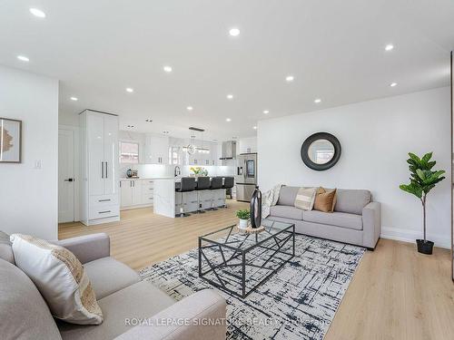 222 Silverbirch Dr, Newmarket, ON - Indoor Photo Showing Living Room