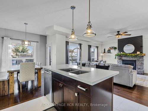 10 Irwin Cres, New Tecumseth, ON - Indoor Photo Showing Kitchen With Double Sink