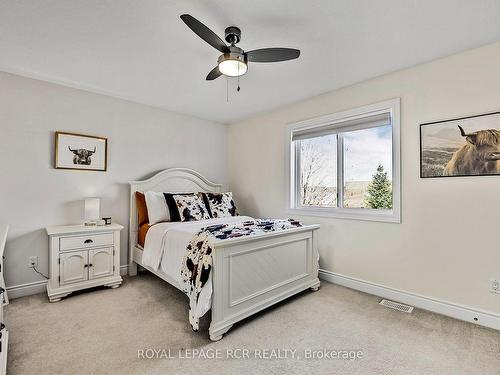 10 Irwin Cres, New Tecumseth, ON - Indoor Photo Showing Bedroom