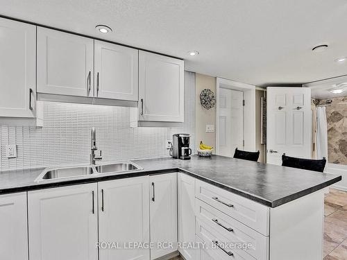 10 Irwin Cres, New Tecumseth, ON - Indoor Photo Showing Kitchen With Double Sink