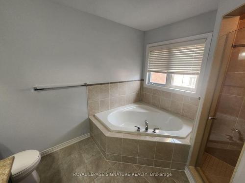 901 Transom Cres, Milton, ON - Indoor Photo Showing Bathroom