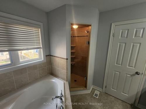 901 Transom Cres, Milton, ON - Indoor Photo Showing Bathroom