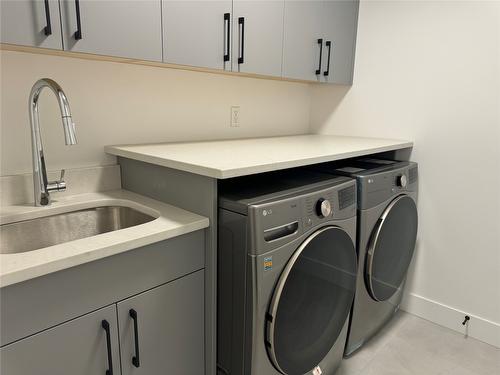 26-19950 Mccarthy Road, Lake Country, BC - Indoor Photo Showing Laundry Room