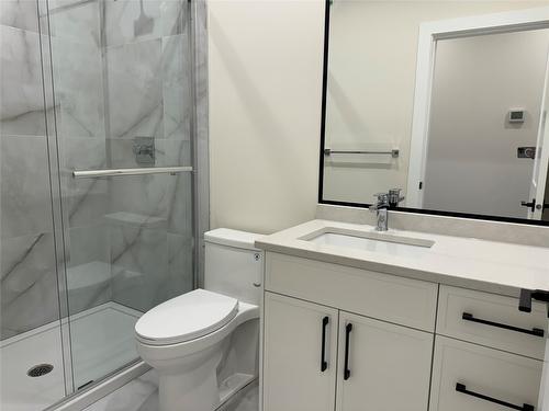 25-19950 Mccarthy Road, Lake Country, BC - Indoor Photo Showing Bathroom