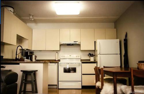 207-695 Castle Crag Cres, Courtenay, BC - Indoor Photo Showing Kitchen